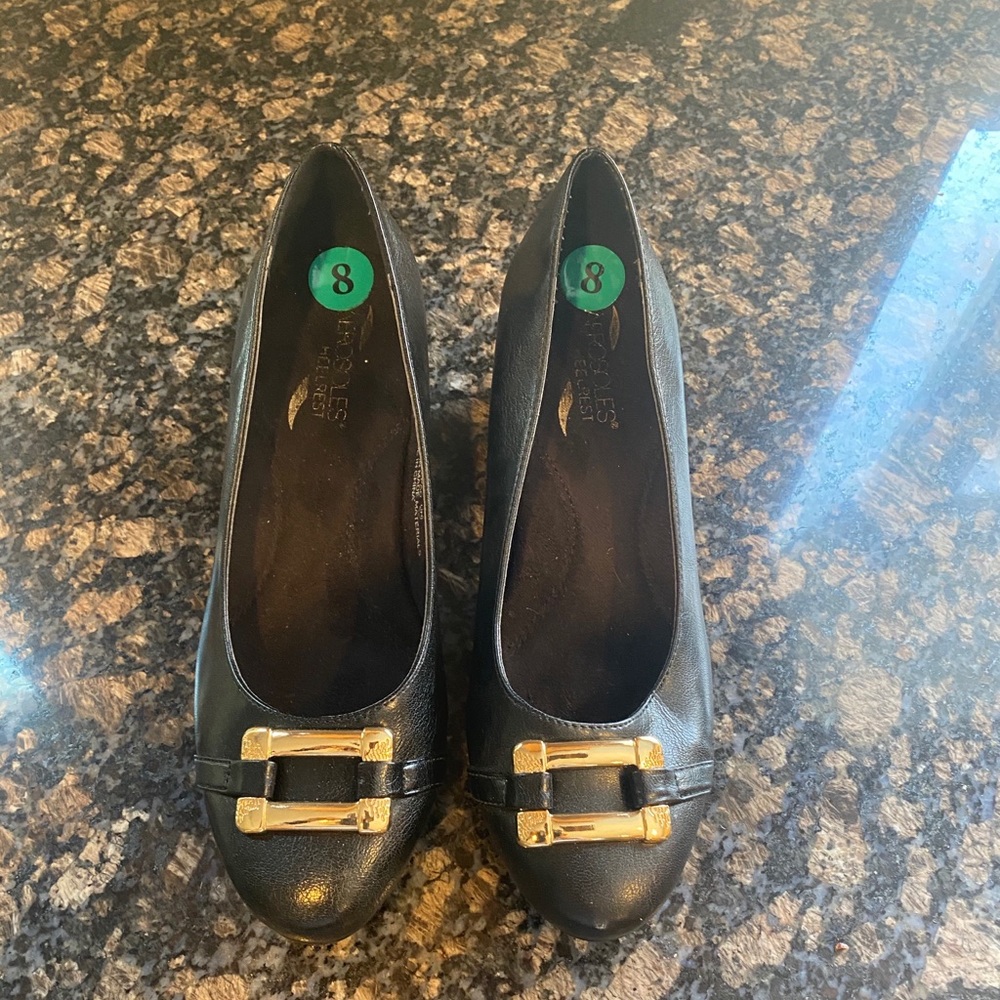 Black pumps with gold buckle